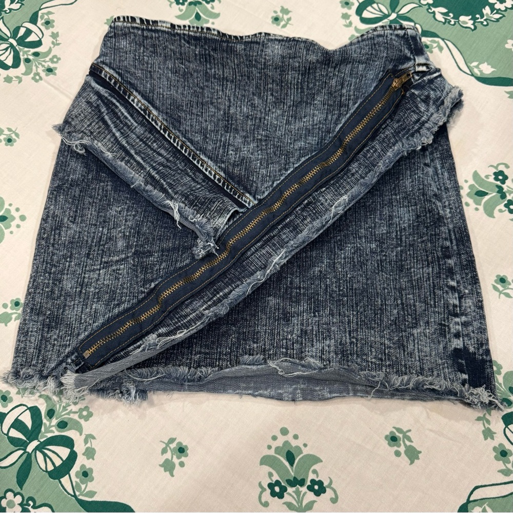 POL Denim Mini Skirt with Zipper Detail‎ and Raw Edge Hems, EUC, Size M